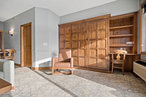 Salon - 124-2396 Rue Labelle, Mont-Tremblant, QC 