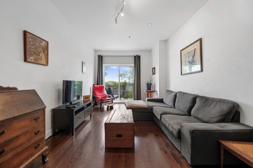 Salon - 402-126 Boul. Hymus, Pointe-Claire, QC 