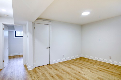 Salon - 34-2050 Av. Claremont, Montréal (Côte-Des-Neiges/Notre-Dame-De-Grâce), QC 