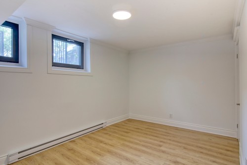 Salon - 34-2050 Av. Claremont, Montréal (Côte-Des-Neiges/Notre-Dame-De-Grâce), QC 