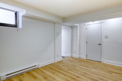 Salon - 34-2050 Av. Claremont, Montréal (Côte-Des-Neiges/Notre-Dame-De-Grâce), QC 