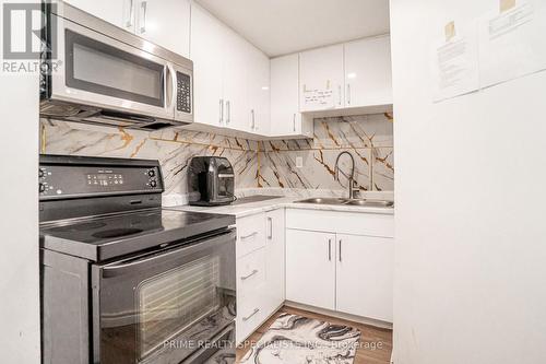 1800 Tattersall Way, Mississauga, ON - Indoor Photo Showing Kitchen With Double Sink