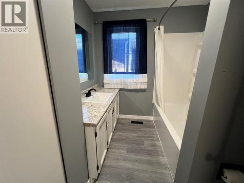 505 97A Avenue, Dawson Creek, BC - Indoor Photo Showing Bathroom