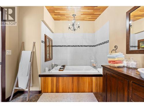 3546 Mabel Lake Road, Lumby, BC - Indoor Photo Showing Bathroom