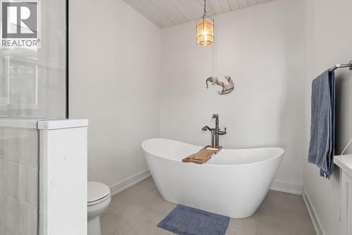 Primary Ensuite - 629 Almandine Court, Kelowna, BC - Indoor Photo Showing Bathroom