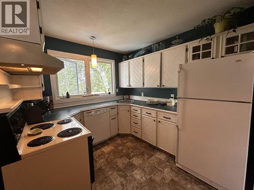 5260 43 Street, Fort Nelson, BC - Indoor Photo Showing Kitchen
