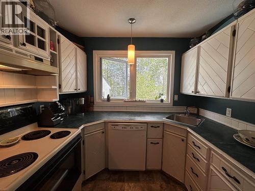 5260 43 Street, Fort Nelson, BC - Indoor Photo Showing Kitchen