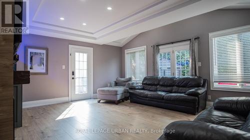 4 Deerfield Crescent, Brampton, ON - Indoor Photo Showing Living Room