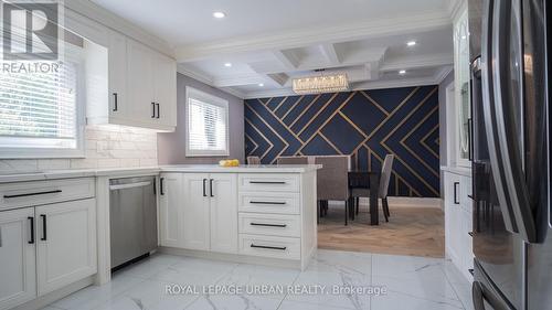 4 Deerfield Crescent, Brampton, ON - Indoor Photo Showing Kitchen With Upgraded Kitchen