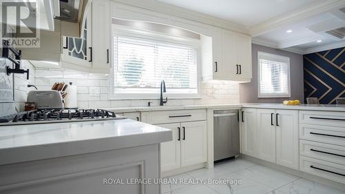 4 Deerfield Crescent, Brampton, ON - Indoor Photo Showing Kitchen With Upgraded Kitchen