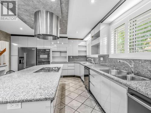 7 Harlock Boulevard, Toronto, ON - Indoor Photo Showing Kitchen With Double Sink With Upgraded Kitchen