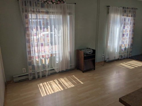 Salon - 34 Rue Alain, Trois-Rivières, QC 
