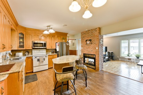 Cuisine - 182  - 184 Rue Victoria, Coaticook, QC - Indoor Photo Showing Kitchen With Fireplace