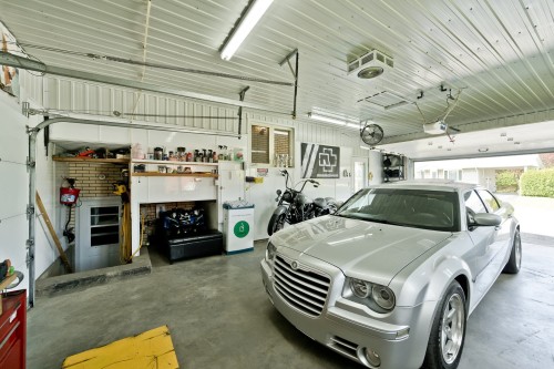 Garage - 182  - 184 Rue Victoria, Coaticook, QC - Indoor Photo Showing Garage