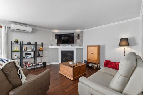 Salon - 259  - 261 Rue Champlain, Salaberry-De-Valleyfield, QC 