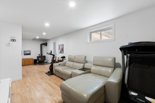 Salon - 46 Rue Migué, Saint-Jacques, QC 