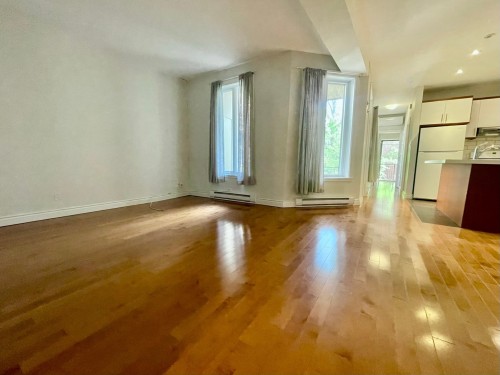 Salon - 4310 Av. Des Érables, Montréal (Le Plateau-Mont-Royal), QC 