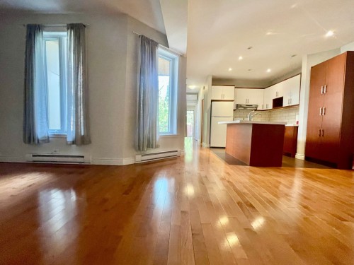 Salon - 4310 Av. Des Érables, Montréal (Le Plateau-Mont-Royal), QC 