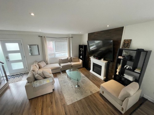 Salon - 5360 Rue Quevillon, Longueuil (Saint-Hubert), QC 