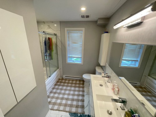 Salle de bains - 5360 Rue Quevillon, Longueuil (Saint-Hubert), QC 