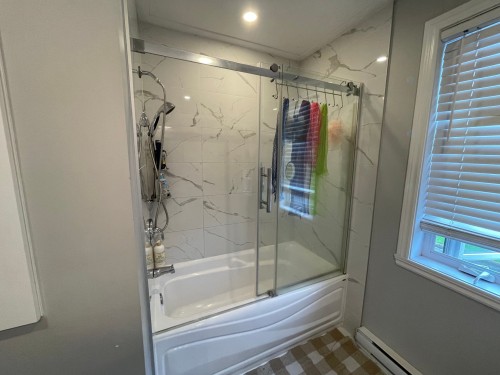 Salle de bains - 5360 Rue Quevillon, Longueuil (Saint-Hubert), QC 