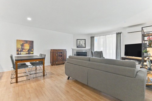 Salon - 102-101 Rue Pierre-Laporte, Saint-Eustache, QC 