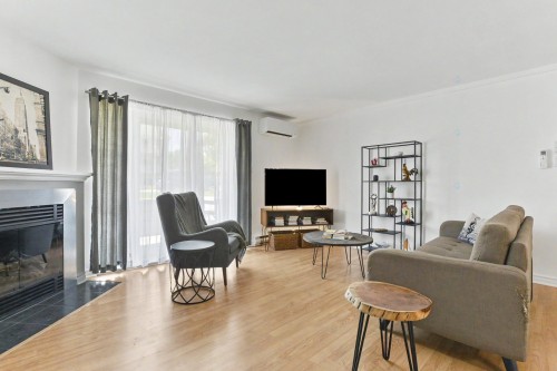 Salon - 102-101 Rue Pierre-Laporte, Saint-Eustache, QC 