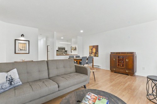 Salon - 102-101 Rue Pierre-Laporte, Saint-Eustache, QC 