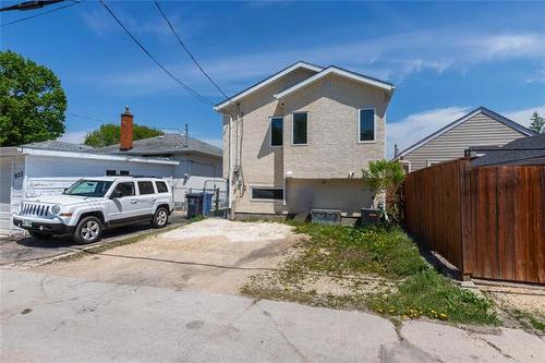 824 Martin Ave, Winnipeg, MB 