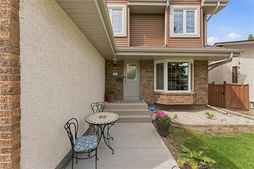 206 Foxmeadow Dr, Winnipeg, MB 