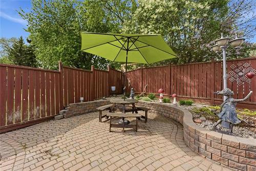 206 Foxmeadow Dr, Winnipeg, MB 
