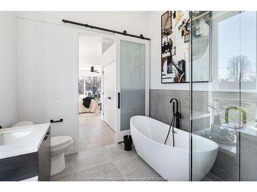 2041 Seneca Street, Windsor, ON - Indoor Photo Showing Bathroom