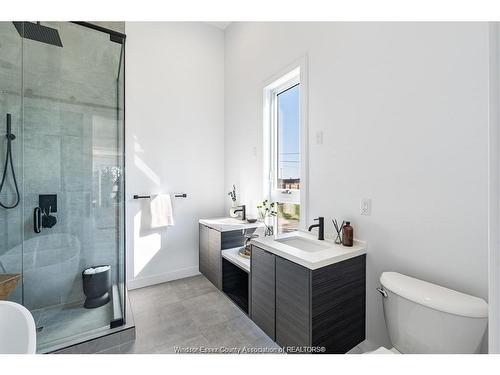 2041 Seneca Street, Windsor, ON - Indoor Photo Showing Bathroom