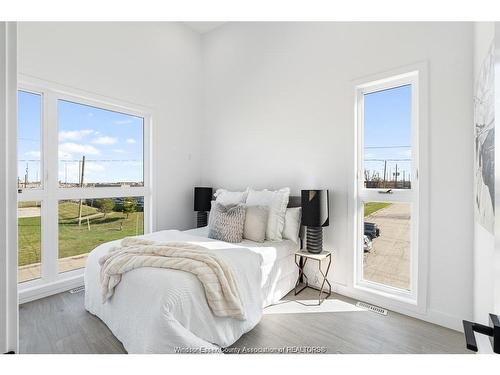 2041 Seneca Street, Windsor, ON - Indoor Photo Showing Bedroom