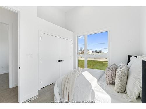 2041 Seneca Street, Windsor, ON - Indoor Photo Showing Bedroom