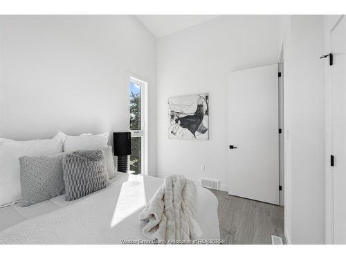 2041 Seneca Street, Windsor, ON - Indoor Photo Showing Bedroom