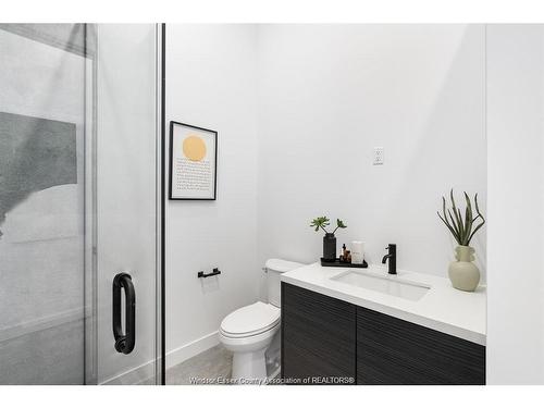 2041 Seneca Street, Windsor, ON - Indoor Photo Showing Bathroom