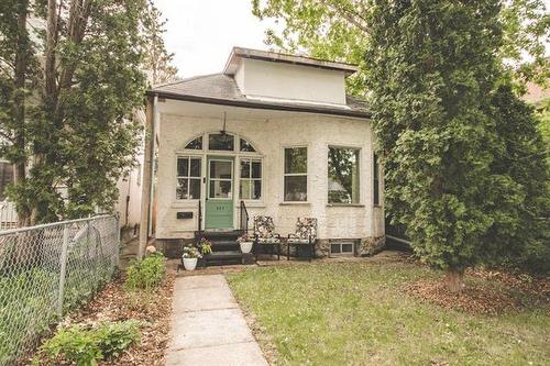 587 Ashburn ST  Winnipeg, MB R3G 3C4