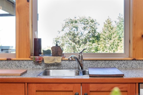 1860 Ashling Rd, Qualicum Beach, BC 