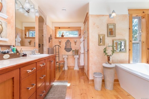 1860 Ashling Rd, Qualicum Beach, BC 