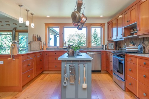 1860 Ashling Rd, Qualicum Beach, BC 