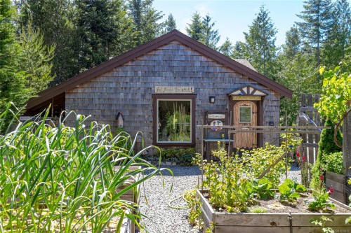 1860 Ashling Rd, Qualicum Beach, BC 