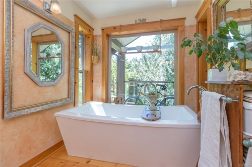 1860 Ashling Rd, Qualicum Beach, BC 
