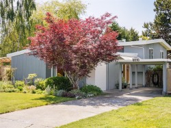 4016 Oberlin Pl Saanich, BC V8N 3R5