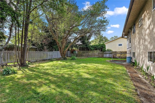 3955 Emerald Pl, Saanich, BC 