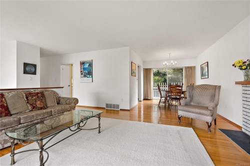3955 Emerald Pl, Saanich, BC 