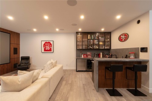 374 Sunset Ave, Oak Bay, BC 