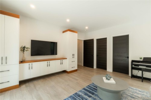 374 Sunset Ave, Oak Bay, BC 