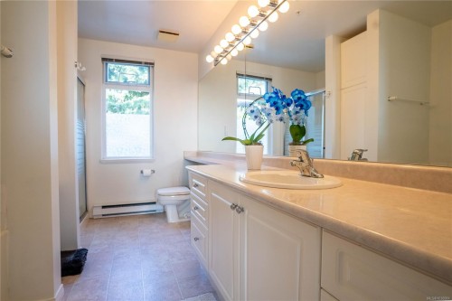 #306-5110 Cordova Bay Rd, Saanich, BC - Indoor Photo Showing Bathroom