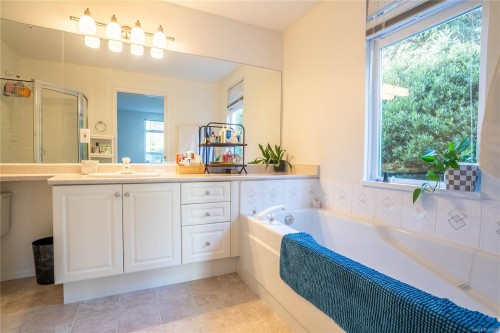 #306-5110 Cordova Bay Rd, Saanich, BC - Indoor Photo Showing Bathroom